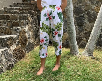 Made In Hawaii Ladies Elastic Waist Rayon Capri Pants, White hibiscus, Perfect for Hawaiian Theme Luau Party