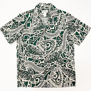 Puede incluir: Una camisa de manga corta con botones y un diseño estampado en verde y blanco. El patrón presenta formas geométricas y espirales.