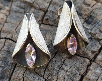 Modern and elegant earrings in silver and lilac amethysts,entirely handcrafted and engraved with classic florentine techniques. Unique piece