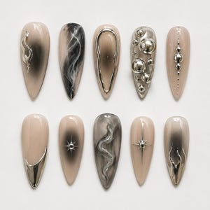 Uñas postizas Smoke Orb Stiletto / Set de estrellas de mármol burbuja cromado color topo