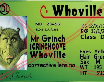 Puede incluir: Un personaje de Grinch verde de estilo de dibujos animados con ojos amarillos y un sombrero verde. La imagen es una tarjeta de identificación falsa con el texto "Mr Grinch" y "Whoville" impreso en ella. La tarjeta también incluye el texto "NO. 23456", "D.O.B 12/1/1963", "ISS 12/01/1979", "EXP 12/1/2025", "Class D", "ICRINCH COVE", "Eyes Yellow", "Hair Green", "Sex M", "WT 195", "HT 5'11", y "corrective lens no".