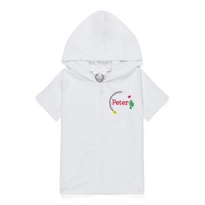 Peut inclure: Veste blanche &agrave; capuche zipp&eacute;e &agrave; manches courtes avec le nom "Peter" brod&eacute; en rouge, ainsi qu'un poisson et d'autres accents color&eacute;s. La veste a une fermeture &eacute;clair compl&egrave;te et une petite &eacute;tiquette pr&egrave;s de la capuche.