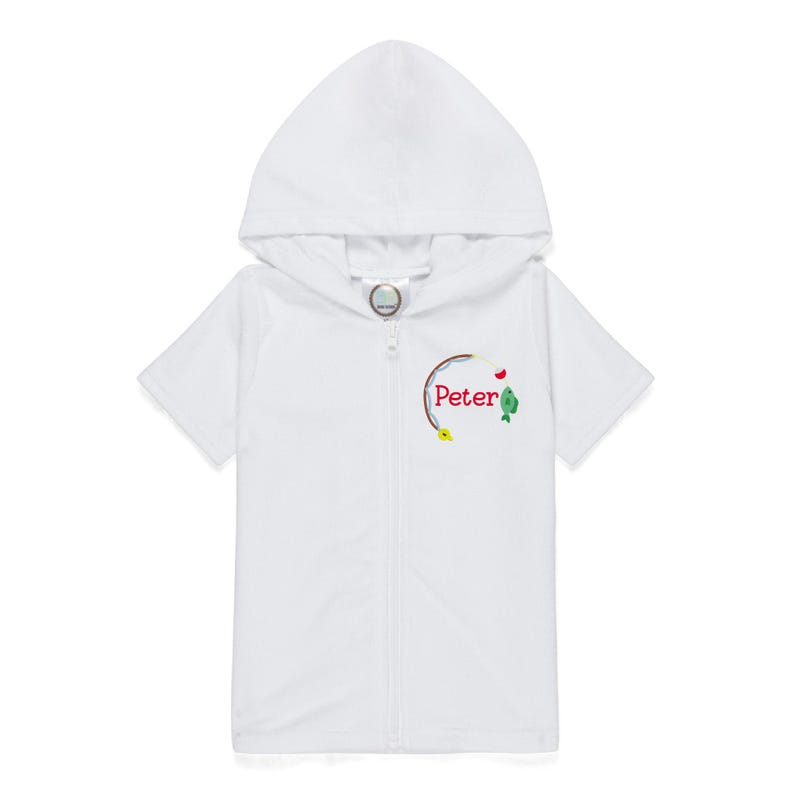 Peut inclure: Veste blanche &agrave; capuche zipp&eacute;e &agrave; manches courtes avec le nom "Peter" brod&eacute; en rouge, ainsi qu'un poisson et d'autres accents color&eacute;s. La veste a une fermeture &eacute;clair compl&egrave;te et une petite &eacute;tiquette pr&egrave;s de la capuche.