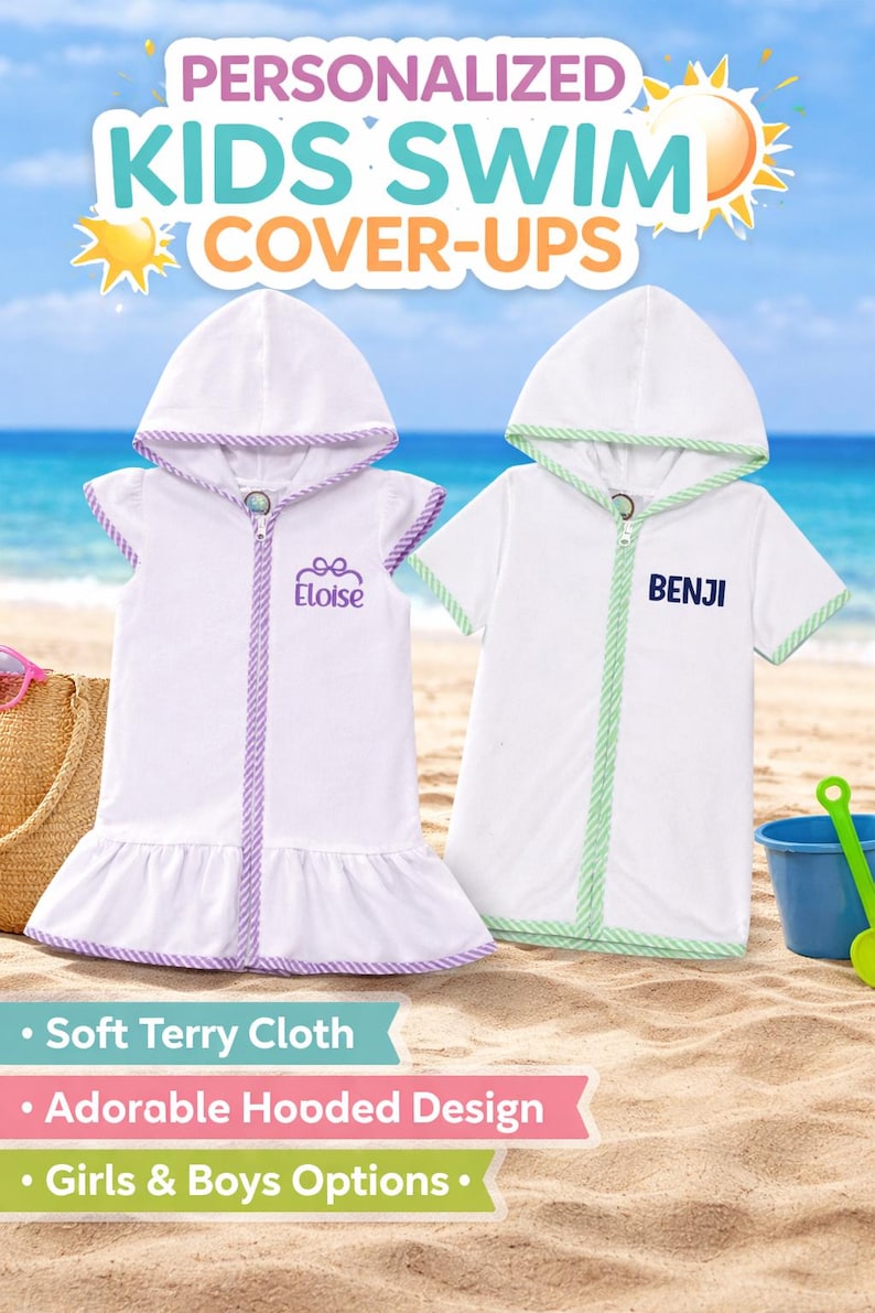 Peut inclure: Des peignoirs de bain blancs &agrave; capuche pour enfants avec des noms personnalis&eacute;s. L'un a une bordure violette et le nom "Eloise", l'autre a une bordure verte et le nom "Benji". Le texte dit "Personalized Kids Swim Cover-Ups".