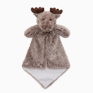 Puede incluir: Una manta de seguridad de peluche con forma de alce, con un cuerpo de piel sint&eacute;tica peluda de color marr&oacute;n claro, astas de color marr&oacute;n oscuro y una parte inferior de tela blanca lisa y s&oacute;lida. La cabeza est&aacute; unida a una base.