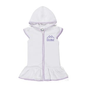 Peut inclure: Peignoir de plage blanc &agrave; capuche avec fermeture &eacute;clair et ourlet &agrave; volants. La bordure est violette et le nom "Eloise" est brod&eacute; en violet. Sans manches.