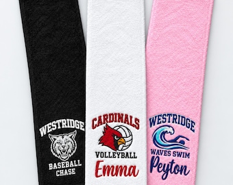 Puede incluir: Tres toallas rectangulares en negro, blanco y rosa. La toalla negra presenta un gráfico de un lince con el texto Westridge Baseball Chase. La blanca muestra un cardenal y un voleibol con Cardinals Volleyball Emma. La rosa muestra una ola con Westridge Waves Swim Peyton.