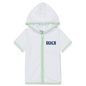 Peut inclure: Robe blanche &agrave; capuche et manches courtes, bord&eacute;e de vert et ferm&eacute;e par une fermeture &eacute;clair. Le mot "BENJI" est imprim&eacute; en bleu marine sur le devant. Fabriqu&eacute; dans une mati&egrave;re douce et absorbante.
