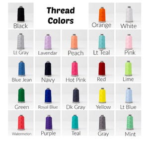 Peut inclure: Un nuancier de fils &agrave; coudre avec des couleurs vari&eacute;es, notamment noir, orange, blanc, gris clair, lavande, p&ecirc;che, bleu sarcelle clair, rose, bleu jean, marine, rose vif, rouge, vert citron, vert, bleu roi, gris fonc&eacute;, jaune, bleu clair, past&egrave;que, violet, sarcelle, gris et menthe.