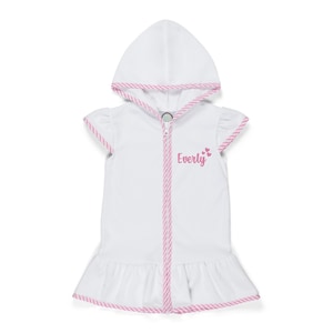 Peut inclure: Robe de b&eacute;b&eacute; blanche &agrave; capuche avec bordure rose et le nom "Everly" en &eacute;criture rose. Fermeture &eacute;clair et ourlet &agrave; volants. La capuche et les manches sont bord&eacute;es de tissu ray&eacute; rose et blanc.