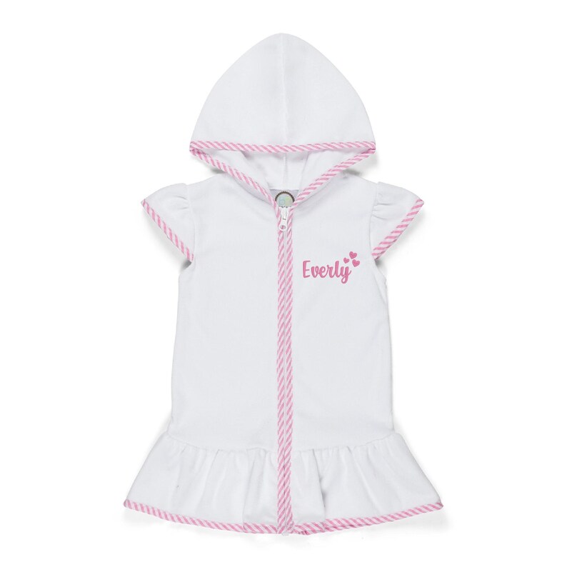 Peut inclure: Robe de b&eacute;b&eacute; blanche &agrave; capuche avec bordure rose et le nom "Everly" en &eacute;criture rose. Fermeture &eacute;clair et ourlet &agrave; volants. La capuche et les manches sont bord&eacute;es de tissu ray&eacute; rose et blanc.