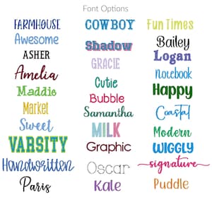 Puede incluir: Una tabla titulada Font Options que muestra varios estilos de texto y ejemplos, incluyendo Farmhouse, Awesome, Asher, Amelia, Maddie, Market, Sweet, Varsity, Handwritten, Paris, Cowboy, Shadow, Gracie, Cutie, Bubble, Samantha, Milk, Graphic, Oscar, Kale, Fun Times, Bailey, Logan, Notebook, Happy, Coastal, Modern, Wiggly, Signature y Puddle.