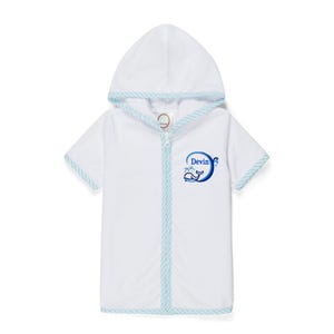 Peut inclure: Peignoir de plage blanc &agrave; capuche avec une bordure ray&eacute;e bleue et blanche. Le peignoir a une fermeture &eacute;clair et des manches courtes. Un cercle bleu avec le nom "Devin" et un motif de baleine est sur le devant.