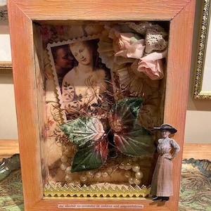 Romantische Shadowbox Zusammenstellung, Vintage Diorama Wandkunst, Ephemera Zusammenstellung Schmetterling, Mixed Media Art mit gefundenen Objekten Vintage Borte