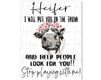 Op de afbeelding: Een zwart-witte koe met een bloemenkrans op zijn kop. De tekst "Heifer I will put you in the trunk and help people look for you!! Stop playing with me!" staat onder de koe.