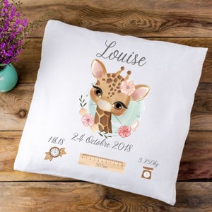 May include: White pillow with a cute giraffe illustration, pink flowers, and the name "Louise". The pillow also includes the date "24 Octobre 2018", the time "11h18", a ruler measuring 50.5 cm, and a scale showing 3.250 kg.