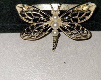 VINTAGE gold Tone faux Pearls Butterfly brooch