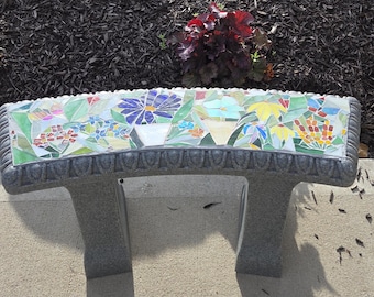 Banco de jardín con mosaico de vidrieras. Hecho por encargo.
