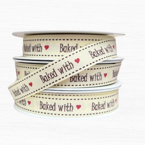 Baked with Love Ripsband, 16 mm breites cremefarbenes Ripsband mit Baked with Love-Aufdruck in Schwarz und niedlichen roten Herzen