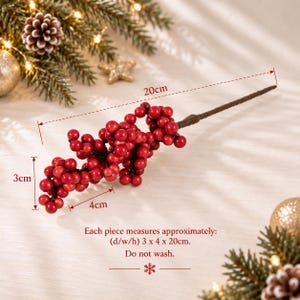 Op de afbeelding: Een decoratieve kunstmatige rode bessensteel met een bruine omwikkelde draadvoet. De steel is 20 cm lang, 4 cm breed en 3 cm diep. De tekst op de afbeelding luidt: Each piece measures approximately: (d/w/h) 3 x 4 x 20cm. Do not wash.
