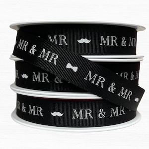 Schwarzes Ripsband mit weißem Mr und Mr, Fliege und Schnurrbart Design, 16 mm breit, ideal für LGBTQ Hochzeitsgeschenke und Geschenkverpackung