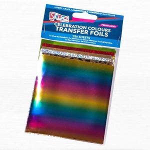 Può includere: Un pacchetto di 12 fogli di trasferimento di colori di festa permanenti. La confezione mostra un foglio arcobaleno, un foglio argentato scintillante, un foglio dorato scintillante, un foglio rosso scintillante e un foglio verde festivo.