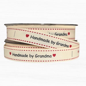 Handmade By Oma Ripsband, cremefarbenes Ripsband mit schwarzem Druck, 16 mm breit, zum Einnähen in Etiketten, handgemachte Geschenke und Geschenkverpackung