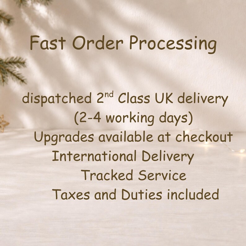 Op de afbeelding: Een lichtgekleurde informatieve afbeelding met donkerbruine tekst die luidt: Fast Order Processing, dispatched 2nd Class UK delivery (2-4 working days), Upgrades available at checkout, International Delivery, Tracked Service, Taxes and Duties included.