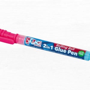 Peut inclure: Un stylo &agrave; colle rose et bleu avec un applicateur &agrave; bille. Le stylo indique "Stix2 Anything" et "2 in 1 Glue Pen". Il est sans acide.