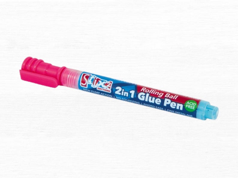 Peut inclure: Un stylo &agrave; colle rose et bleu avec un applicateur &agrave; bille. Le stylo indique "Stix2 Anything" et "2 in 1 Glue Pen". Il est sans acide.