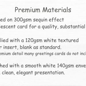 Może przedstawiać: Tekst na białym tle: "Premium Materials". Opisuje karton jako 300 g/m&sup2; z efektem cekin&oacute;w, perłowy, z wkładką z białego papieru o gramaturze 120 g/m&sup2; i białą kopertą o gramaturze 140 g/m&sup2;.