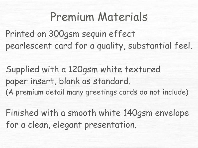 Może przedstawiać: Tekst na białym tle: "Premium Materials". Opisuje karton jako 300 g/m&sup2; z efektem cekin&oacute;w, perłowy, z wkładką z białego papieru o gramaturze 120 g/m&sup2; i białą kopertą o gramaturze 140 g/m&sup2;.