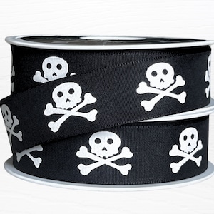 Schwarzes Halloween-Band mit weißen Schädeln und Knochen Druck von Berisfords UK, 25 mm breit, perfekt für alle Halloween-Feiern