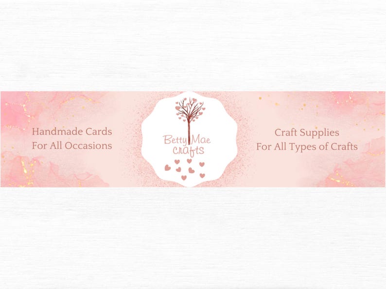 Może przedstawiać: Baner z r&oacute;żowym tłem akwarelowym i złotymi akcentami. Tekst zawiera "Ręcznie robione kartki na każdą okazję", "Betty Mae crafts" i "Materiały rzemieślnicze do wszystkich rodzaj&oacute;w rzemiosła".
