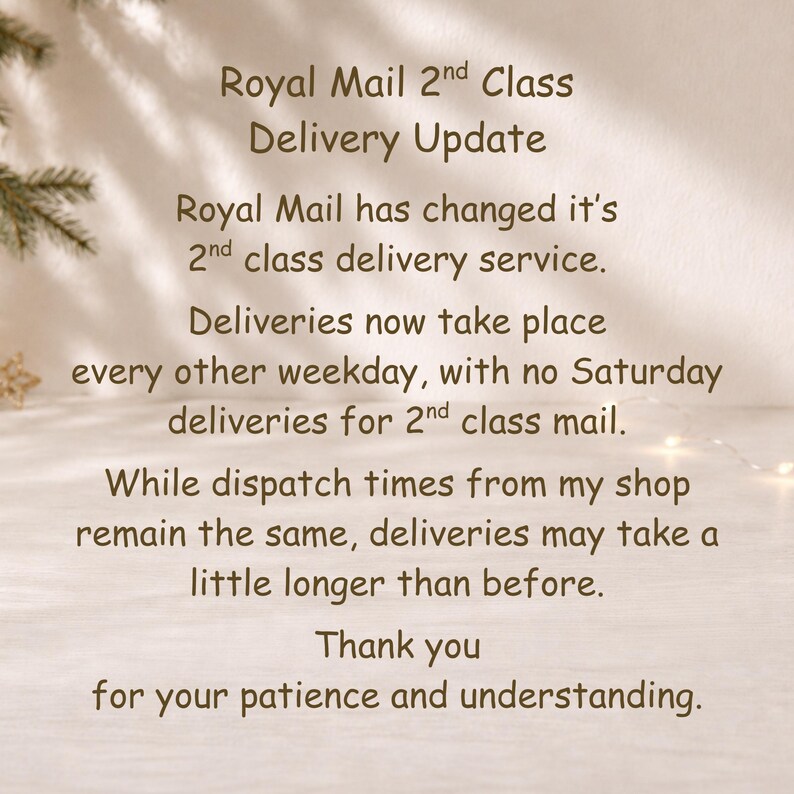 Op de afbeelding: Een tekstuele aankondiging getiteld Royal Mail 2nd Class Delivery Update. Het stelt dat de 2nd class bezorgservice is gewijzigd, met bezorgingen om de andere weekdag en geen bezorging op zaterdag. Het vermeldt mogelijke vertragingen en bedankt.