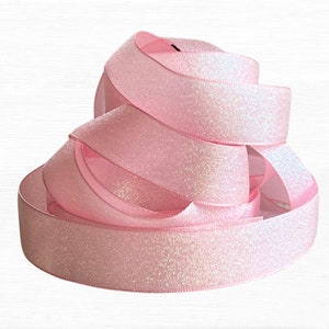 Blass Rosa irisierendes Band, Berisfords Pink Dazzle Band, schimmerndes Effektband, perfekt für Hochzeiten, Geschenkverpackungen und DIY Handwerk