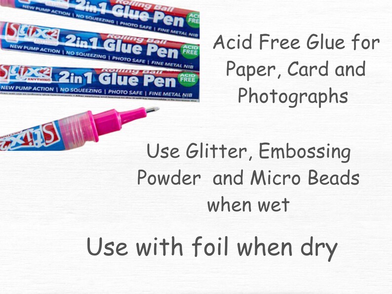 Peut inclure: Trois stylos &agrave; colle rose et bleu avec le texte "2in1 Glue Pen Rolling Ball Acid Free" et "New Pump Action | No Squeezing | Photo Safe | Fine Metal Nib". Le texte "Acid Free Glue for Paper, Card and Photographs" est &eacute;crit sous les stylos &agrave; colle. Le texte "Use Glitter, Embossing Powder and Micro Beads when wet" et "Use with foil when dry" est &eacute;crit sous les stylos &agrave; colle.