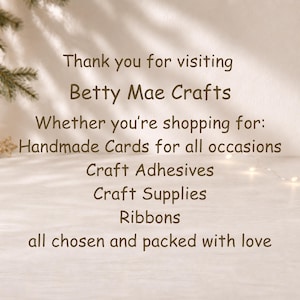 Op de afbeelding: Een bord met donkerbruine tekst op een lichte achtergrond die luidt: Thank you for visiting Betty Mae Crafts. Whether you're shopping for: Handmade Cards for all occasions, Craft Adhesives, Craft Supplies, Ribbons, all chosen and packed with love.