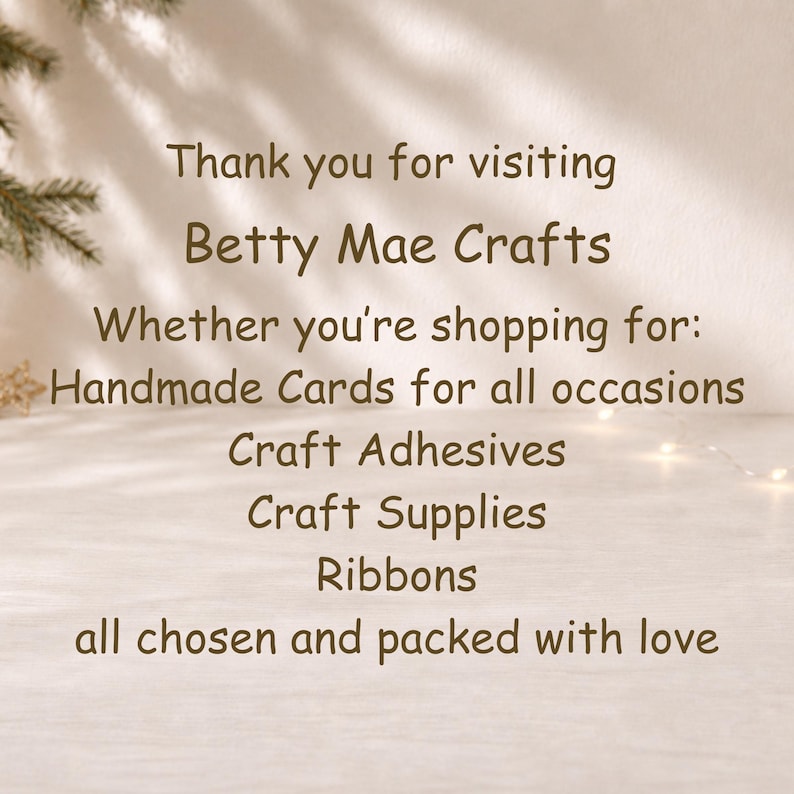 Op de afbeelding: Een bord met donkerbruine tekst op een lichte achtergrond die luidt: Thank you for visiting Betty Mae Crafts. Whether you're shopping for: Handmade Cards for all occasions, Craft Adhesives, Craft Supplies, Ribbons, all chosen and packed with love.