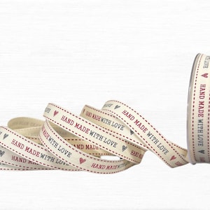 Handmade with Love Band - 15 mm gewebtes Baumwollband zum Basteln, Einnähen, Einwickeln und Verpacken von Geschenken - Roter und schwarzer Druck