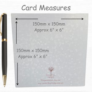 Może przedstawiać: Czarny i złoty długopis obok jasno szarej karty z wymiarami. Karta ma wymiary 150 mm x 150 mm (ok. 6" x 6"). Tekst na karcie brzmi "Card Measures" i zawiera nazwę i adres URL sklepu Etsy.