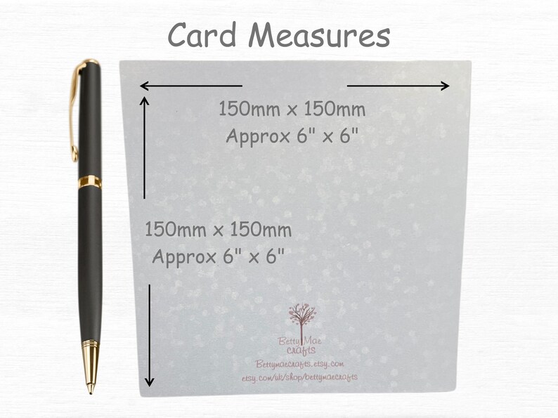 Może przedstawiać: Czarny i złoty długopis obok jasno szarej karty z wymiarami. Karta ma wymiary 150 mm x 150 mm (ok. 6" x 6"). Tekst na karcie brzmi "Card Measures" i zawiera nazwę i adres URL sklepu Etsy.