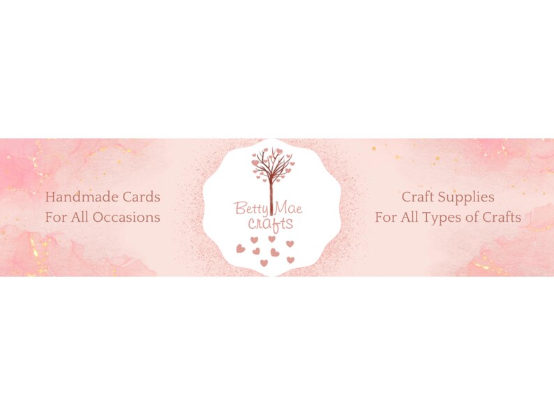Peut inclure: Banni&egrave;re rose et or avec le texte "Cartes faites main pour toutes les occasions" &agrave; gauche, "Betty Mae crafts" au centre avec un arbre rose et des c&oelig;urs, et "Fournitures artisanales pour tous types d'artisanat" &agrave; droite.