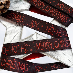 Ho Ho Ho Bedrucktes schwarzes Satinband mit dem Aufdruck &#39;Red Merry Christmas Joy and Ho Ho Ho&#39;, perfekt für festliche Geschenkverpackungen und Feiertagsbasteln