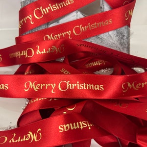 Rotes Satin-Weihnachtsband mit Gold Metallic Merry Christmas Print, Perfekt für alle saisonalen und festlichen Handarbeiten, Geschenkverpackungen, Home Decor