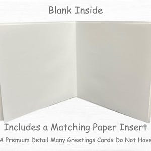 Może przedstawiać: Otwarta biała kartka z pozdrowieniami z tekstem "Blank Inside" na g&oacute;rze. Tekst na dole brzmi "Includes a Matching Paper Insert". Karta jest pusta w środku, gotowa na spersonalizowaną wiadomość.