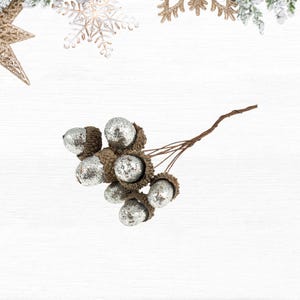 Silberne glitzernde Eichel-Picks - 8 verdrahtete Eicheln pro Stiel - Weihnachtsschmuck
