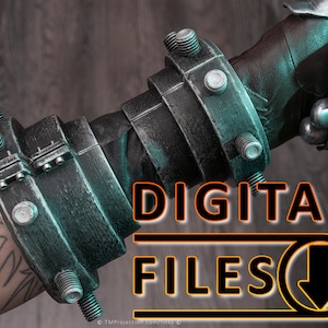 Puede incluir: Un primer plano de una abrazadera de brazo de estilo steampunk hecha de metal con un acabado texturizado y desgastado. La abrazadera está compuesta por varios anillos conectados por pernos. La imagen incluye el texto "ARCHIVOS DIGITALES" con una flecha de descarga.