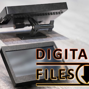 Peut inclure: Un moniteur noir avec un support de bras pivotant, incliné vers le haut, sur une surface en bois. Le moniteur est connecté à un ordinateur ou à un autre appareil par un câble. Le texte "FICHIERS NUMÉRIQUES" est superposé à l'image.