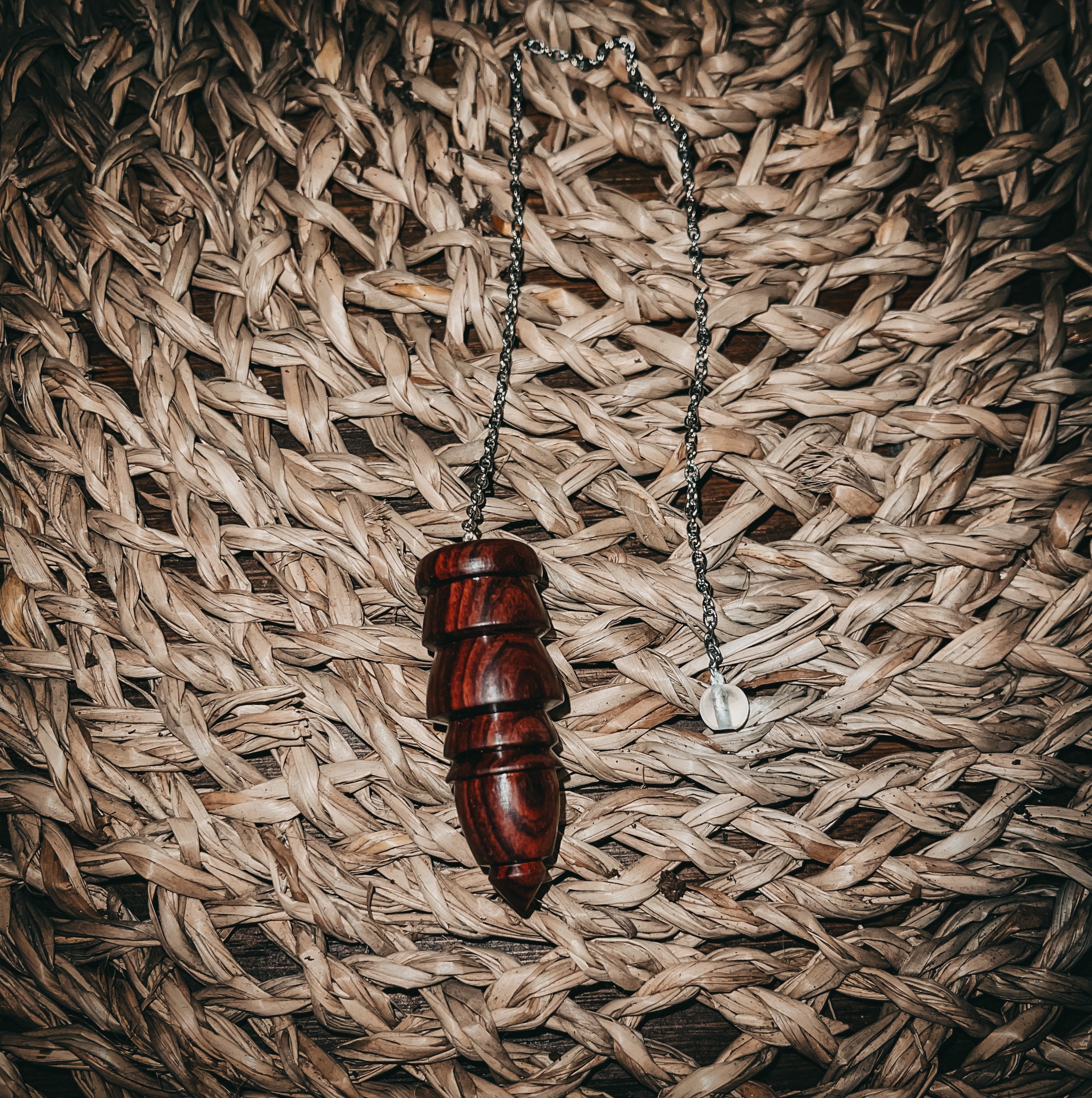 Pendule Divinatoire La Clé Du Passé en Bois de Violette et Perle Cristal Roche